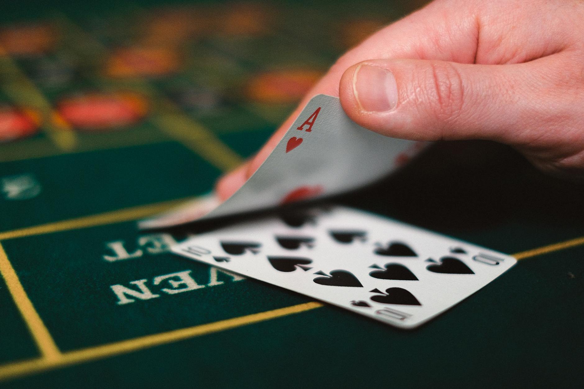 Người dùng kiểm tra giao diện casino online trên điện thoại trước khi đăng ký
