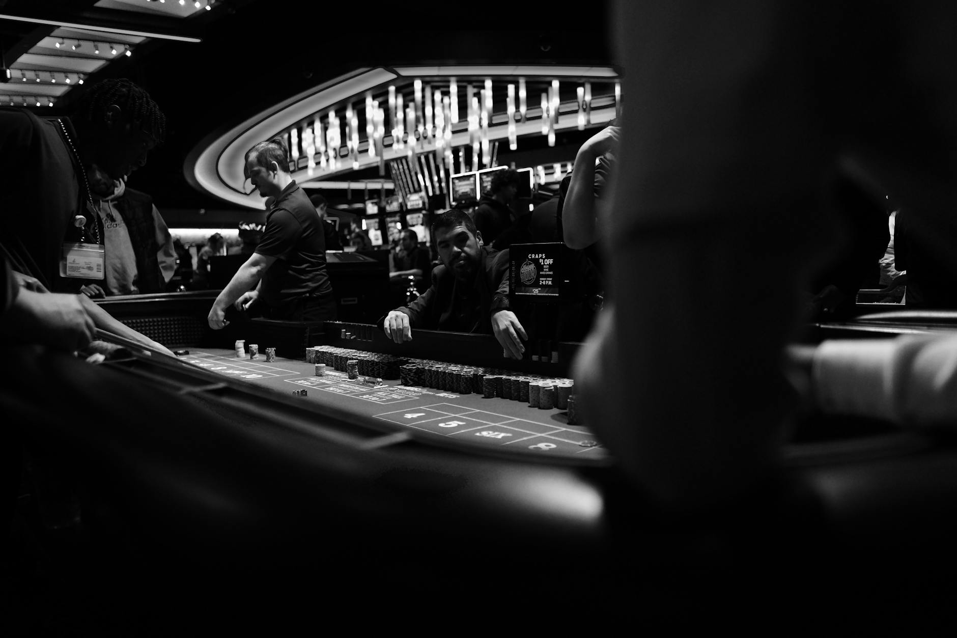 Người chơi xì dách quan sát bộ bài trên bàn để đưa ra quyết định
